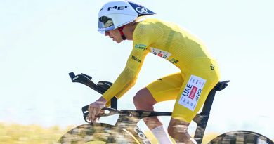 Por centésimas Pogačar ganó la crono a Van der Poel